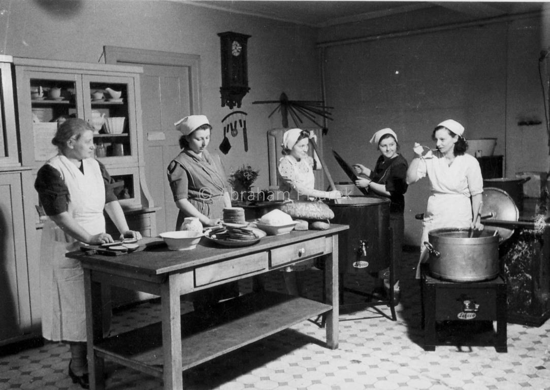 Die Erzieherinnen vom Kinder-Heim im Jahr 1938. © Foto: Abraham Pisarek