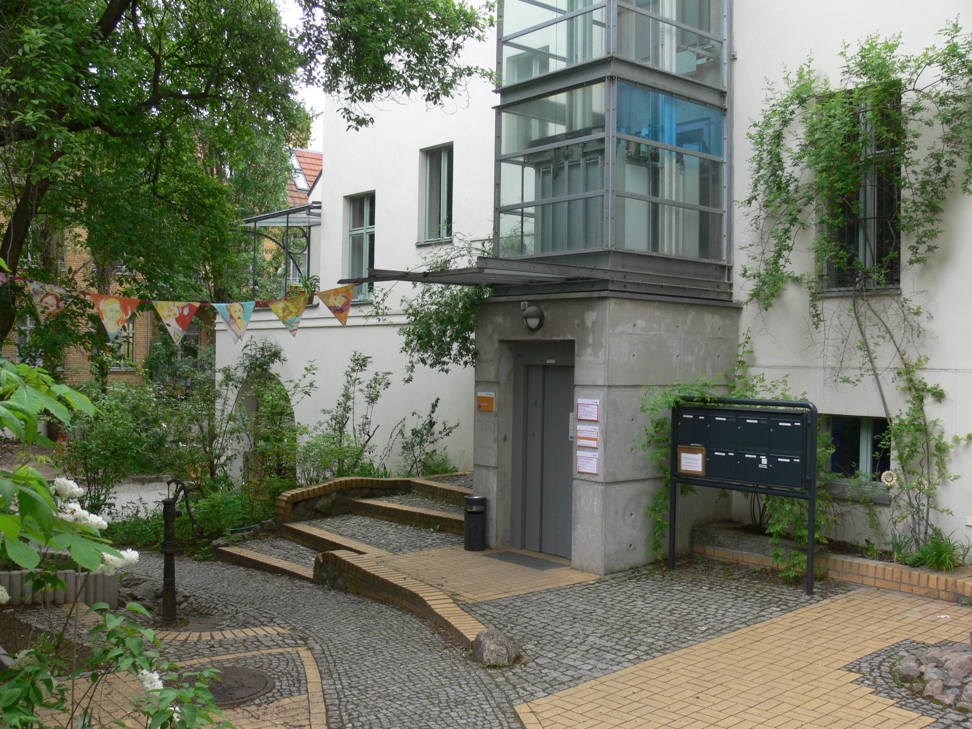 Hof des Stadtteilzentrums mit dem Eingang zum Fahrstuhl. Hof des Stadtteilzentrums mit dem Eingang zum Fahrstuhl.