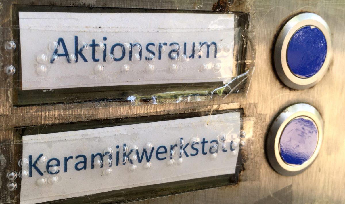 Klingel-Beschilderung "Aktionsraum" und "Keramikwerkstatt" in Punktschrift. Klingel-Beschilderung "Aktionsraum" und "Keramikwerkstatt" in Punktschrift.
