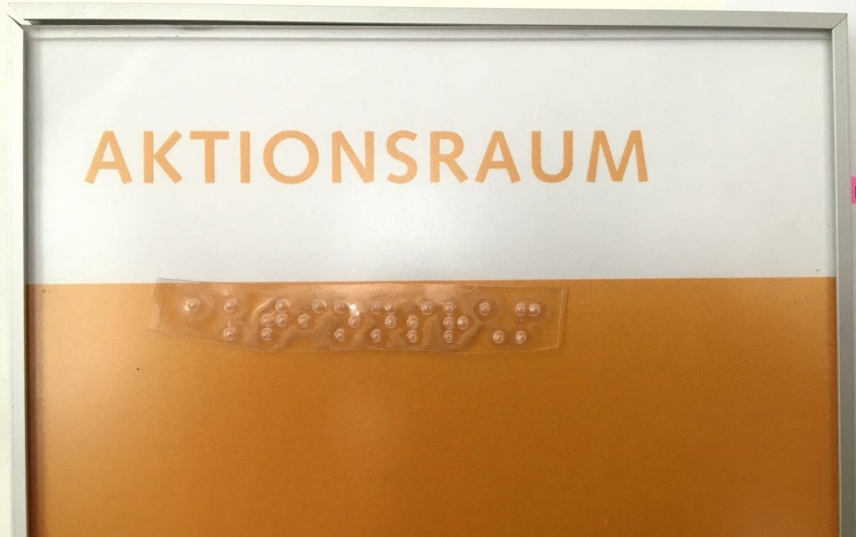 Raum-Beschilderung "Aktionsraum" in Punktschrift. Raum-Beschilderung "Aktionsraum" in Punktschrift.