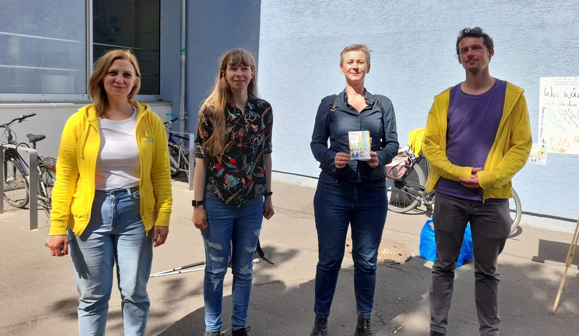 Das "Hallo Mühlenkiez!"-Team mit der Pankower Bezirksstadträtin für Soziales und Gesundheit, Dr. Cordelia Koch (Bü. 90/Grüne) am 3. Mai 2022 während eines Bordsteincafés im Mühlenkiez. Das "Hallo Mühlenkiez!"-Team mit der Pankower Bezirksstadträtin für Soziales und Gesundheit, Dr. Cordelia Koch (Bü. 90/Grüne) am 3. Mai 2022 während eines Bordsteincafés im Mühlenkiez.
