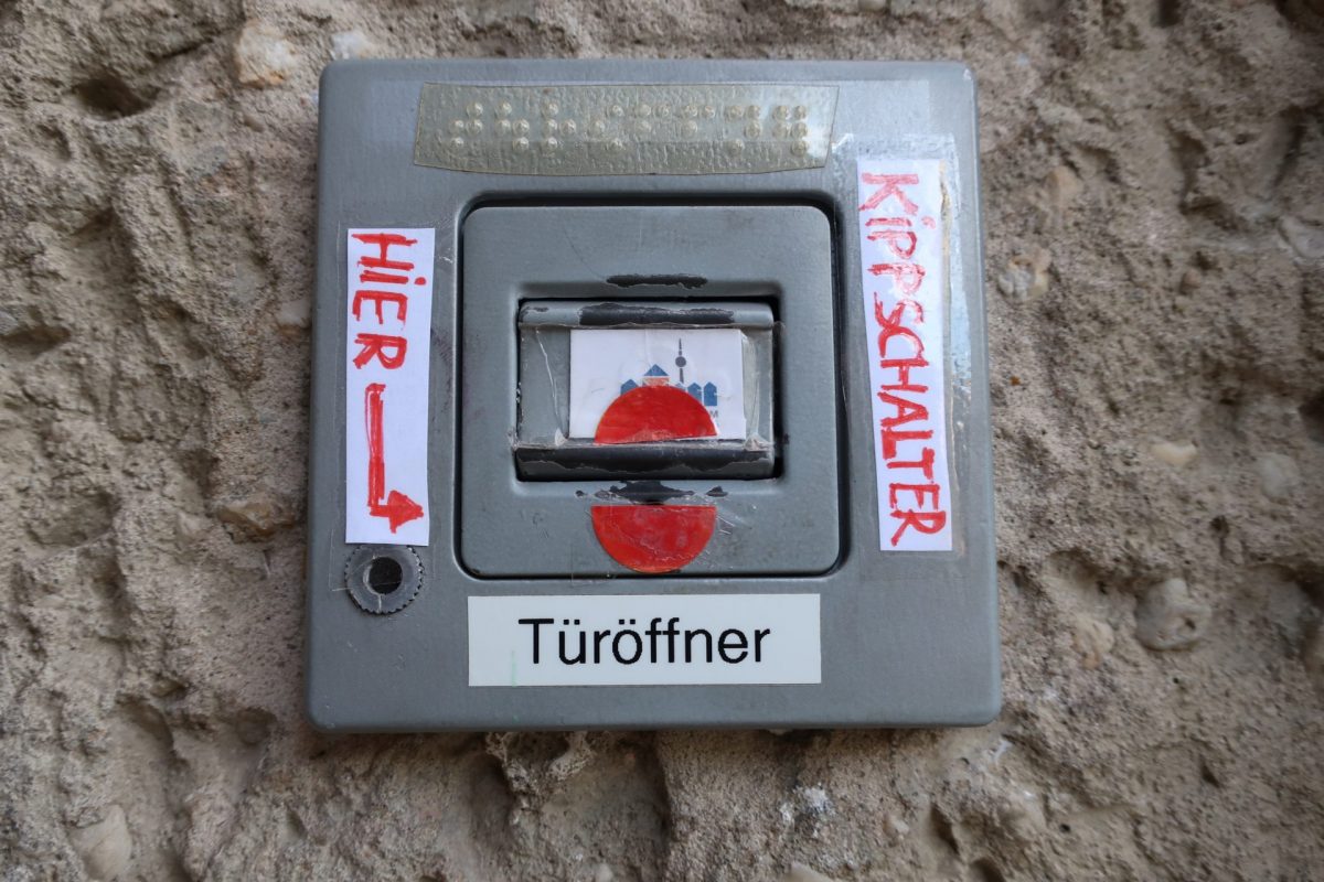 Der automatische Tür-Öffner unter den Klingel-Schildern.