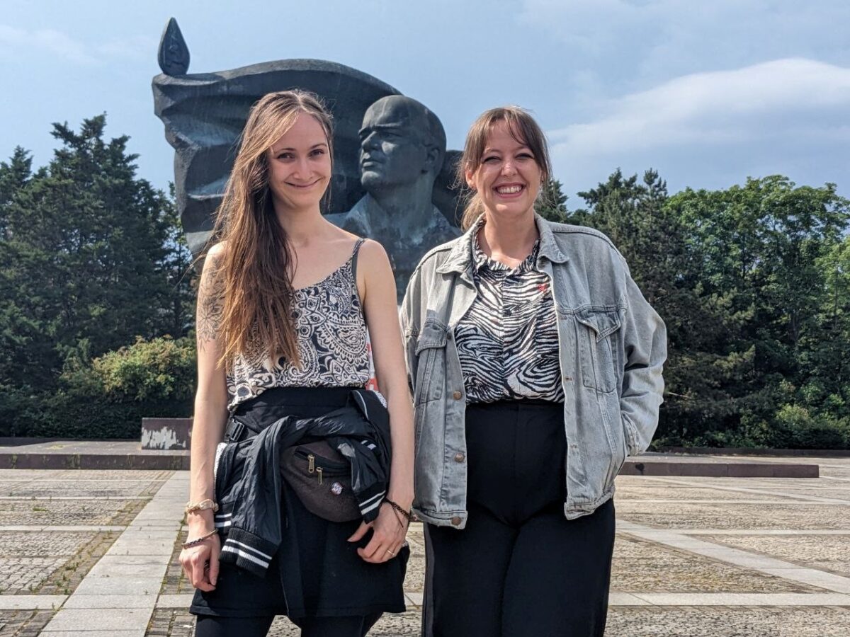 Mina Hägewald und Johanna van der Smissen stehen