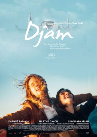 Das Bild zeigt das Filmplakat zu "Djam". Im unteren Drittel des Bildes sieht man zwei junge Frauen. Sie haben die Hände ausgebreitet und stehen eng hintereinander. Die vordere, kleinere, lehnt sich an die größere Frau hinter sich an. Beide haben das Gesicht dem hellblauen Himmel über sich zugewendet und die Augen geschlossen. Ihre Mimik wird ausgelassen und glücklich. Im oberen drittel des Bildes sieht man eine halbtransparente Moschee mit Minaretten. Darüber die Überschrift: "Dijam" und der Subtext: "Eine musikalische Odyssee: Rembetiko, Ägäis - und die wunderbare Djam."
