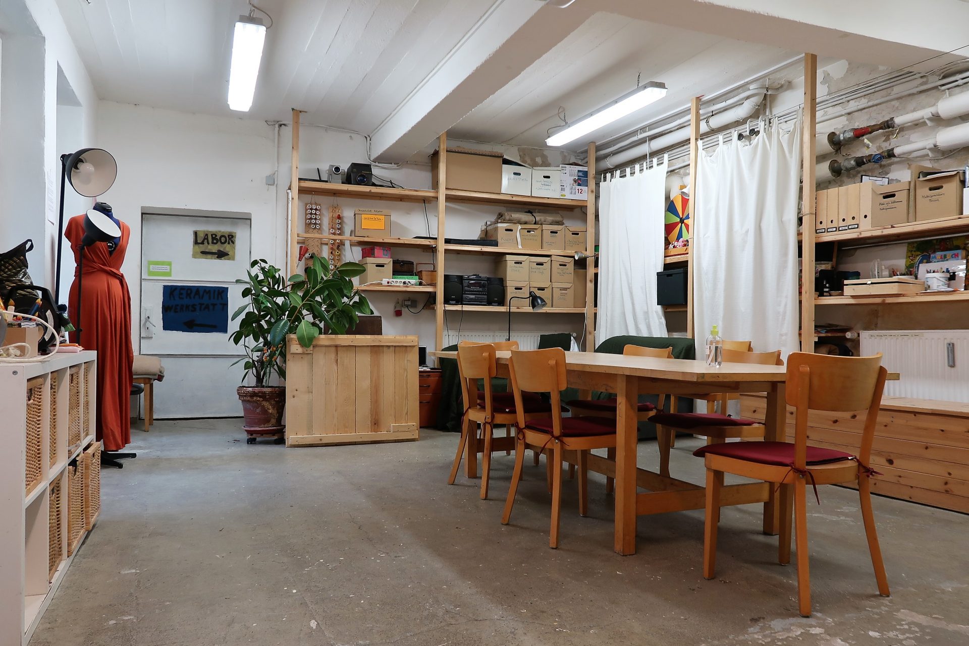 Nutzer in der Ökowerkstatt bei Näharbeiten.