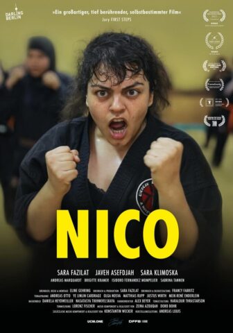 Das Bild zeigt das Filmplakat des Films "Nico". Im Zentrum steht eine junge Frau mit kräftiger Statur und langen schwarzen Haaren. Sie trägt einen schwarzen Judo-Anzug und hat die Fäuste kampfbereit geballt, den Mund wie zu einem Kampfschrei geöffnet. Im Hintergrund erkennt man eine Turnhalle in der weitere Personen Kampfsport trainieren, eine von ihnen ist eine Frau mit Kopftuch.